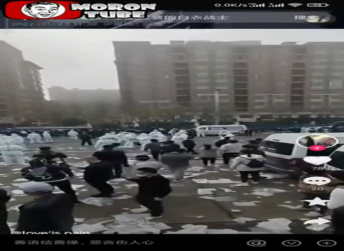 Video :A demonstrator was beaten on camera by Chinese police officers wearing protective gear